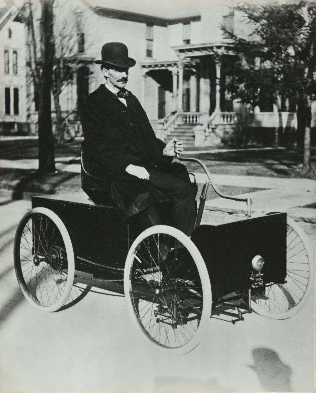 Henri Ford kjørte sin første bensinbil til gatene i Detroit i 1896 (kjedeoverføring firhjulssykkel), Privee Collection av Unknown artist