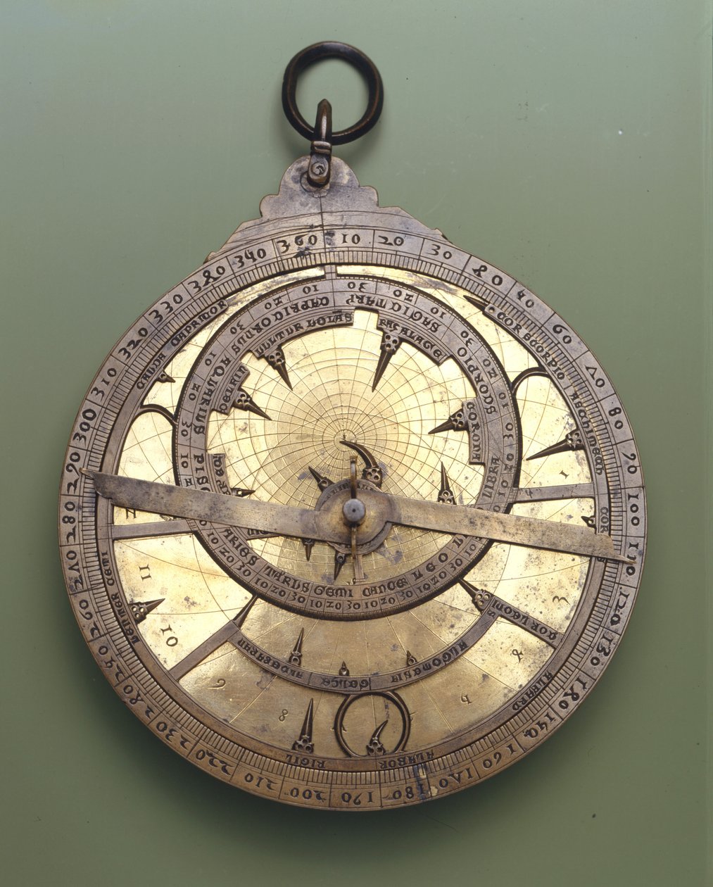 Latinsk astrolabium brukt i Italia og Sør-Europa på begynnelsen av 1300-tallet. av Unknown artist