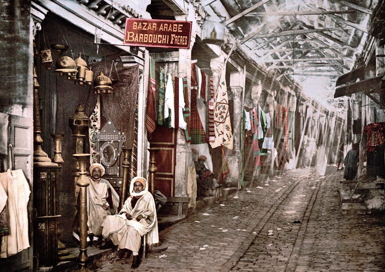 Le souk el Truck i Tunis: butikk med skilt på fransk "" Bazaar arabic Barbouchi brothers"". Photochrom v. 1900. av Unknown artist