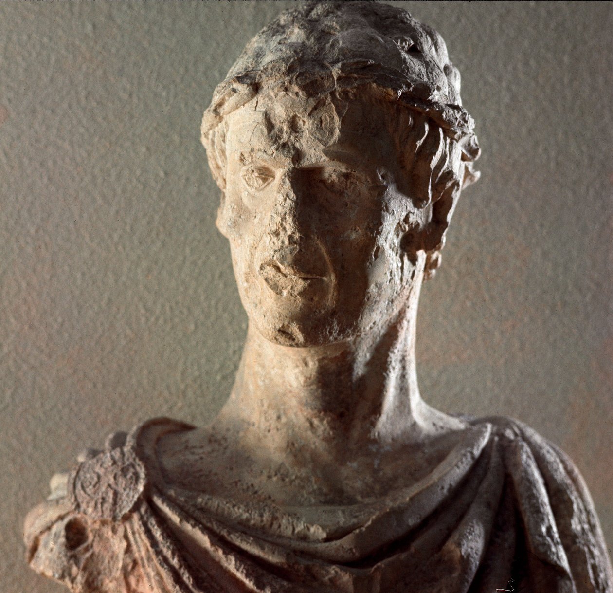 Kalksteinsbyste av keiser Frederic II av Hohenstaufen (1194-1250) 1245-1250. Barletta, Museo Civico av Unknown artist