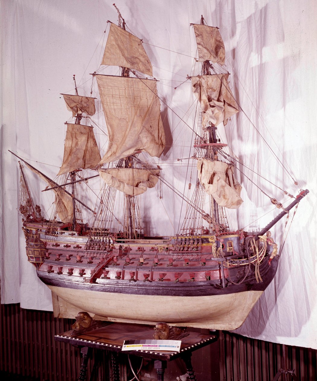 Military Navy: miniatyrmodell av et skip med tre dekk, våpen med 92 kanoner. 17. århundre. Madrid, Armee-museet av Unknown artist