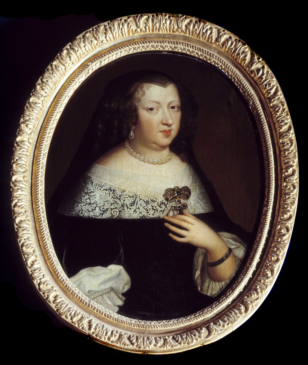 Portrett av Anne av Østerrike (1601-1666) Dronning av Frankrike. Hun bærer perlejuveler, et anheng utsmykket med edelstein i form av et kors og et armbånd rundt venstre håndledd. Anonymt maleri av Unknown artist