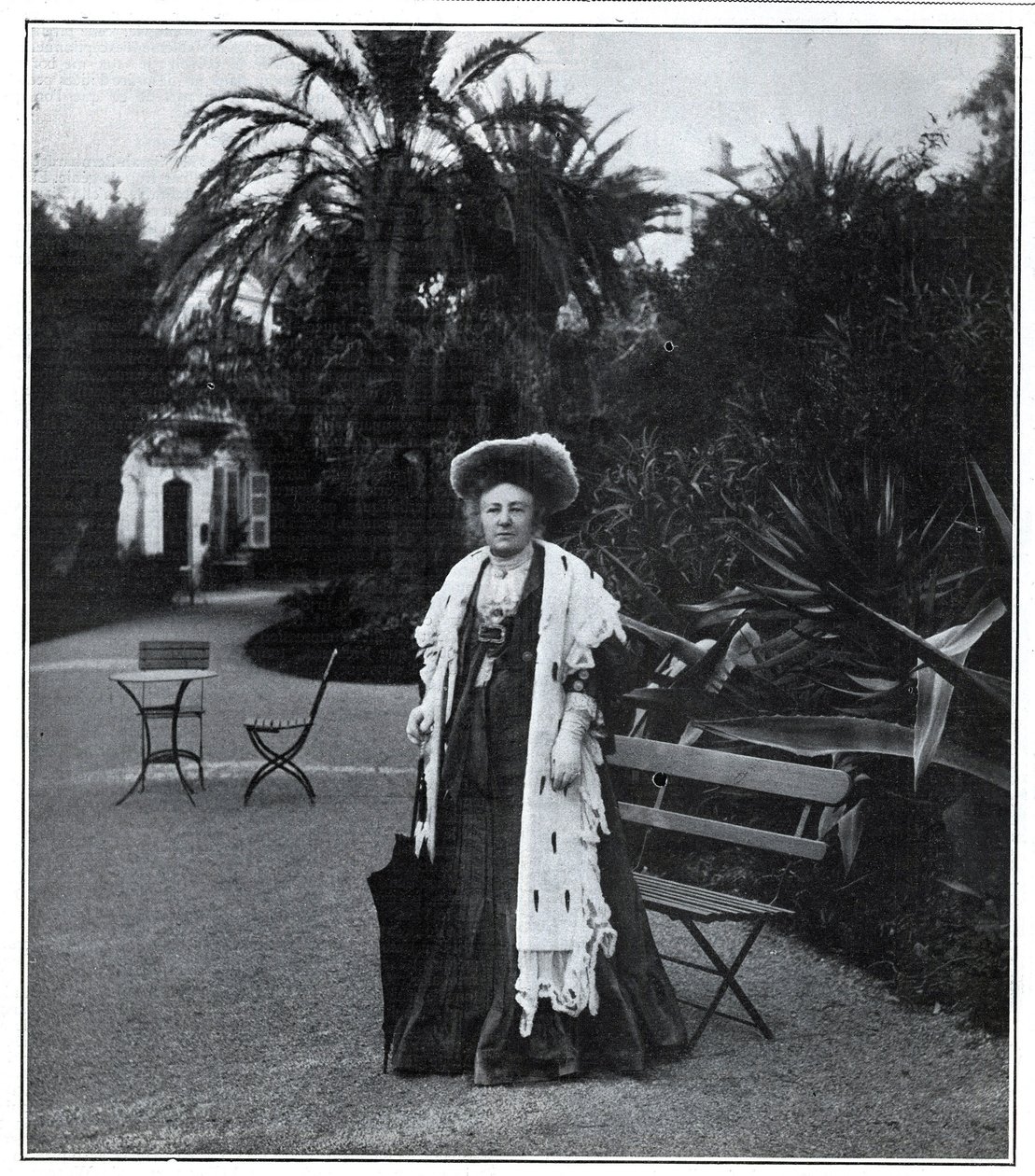 Portrait of Madame Juliette Adam (nee Lambert) (1836-1936), French writer, polemist and feminist in Nice in 1905. av Unknown artist