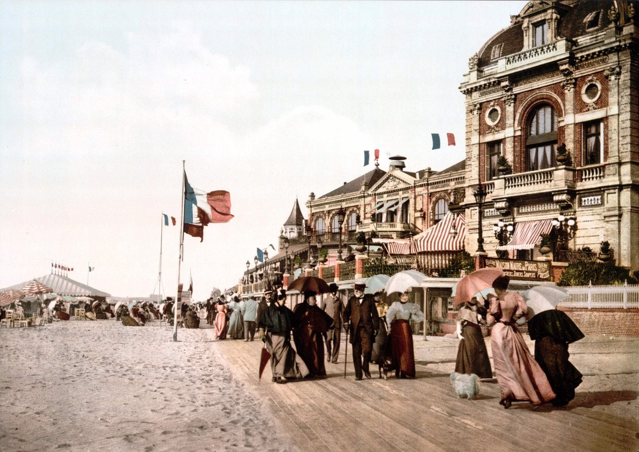 Promenade - Stor stue - Trouville. Fotokrom c. 1890. av Unknown artist