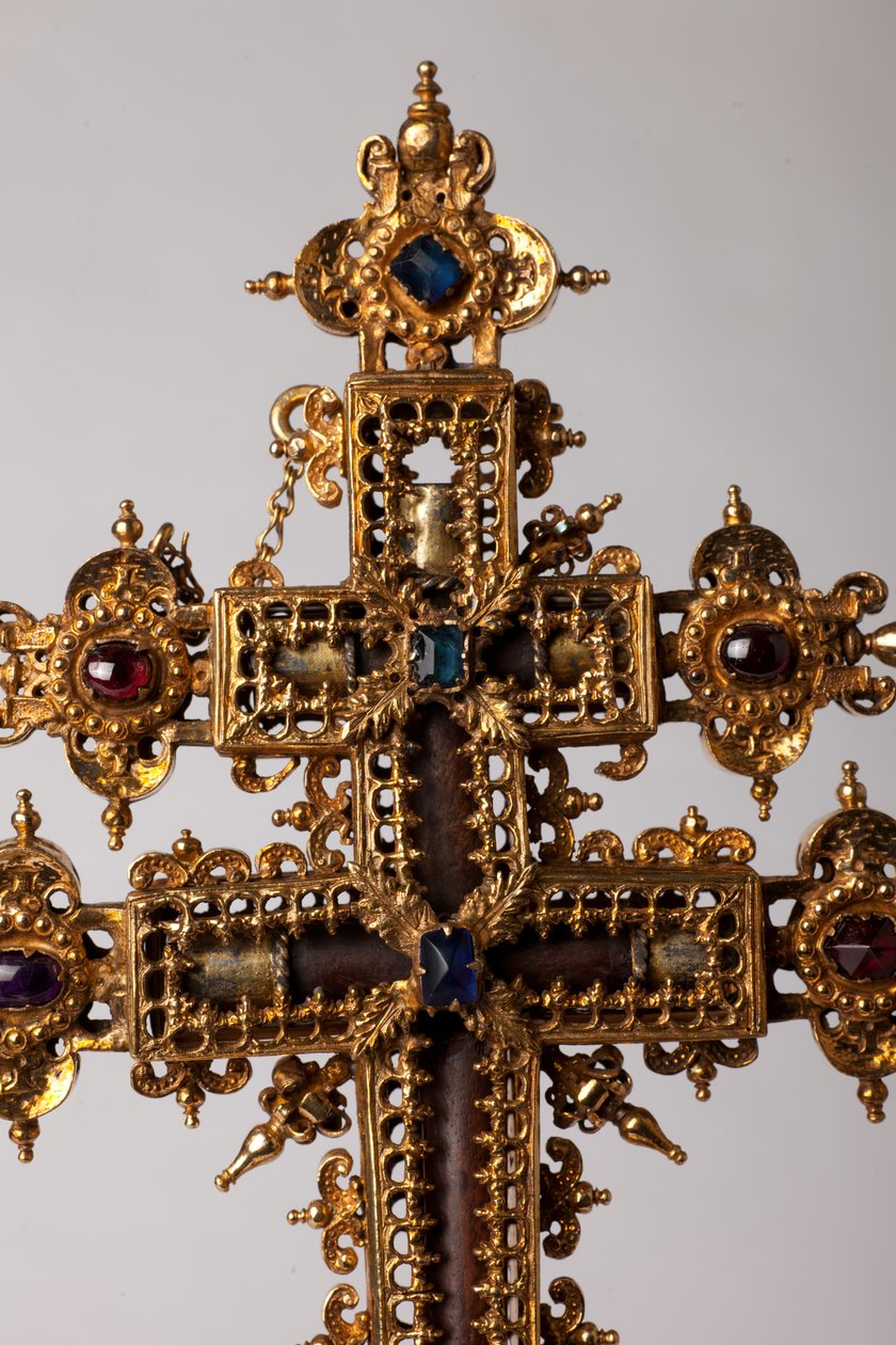 Relikviekors. Metallsmedarbeid med juveler. Opprinnelseskloster (Saint-Amand Tournai, tidligere Elnone. 1500-tallet. Detaljsentrum av korset. av Unknown artist