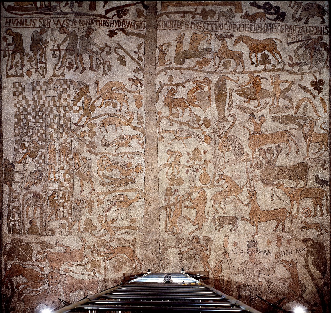 Representasjon av Alexander den store (356-323 f.Kr.), konge av Macedoine og erobrer av Persia, omgir indisk fauna under erobringen av India og den hellenistiske syndfloden til høyre, til venstre konstruksjonen av Babelstårnet. Fortau av Pant av Unknown artist