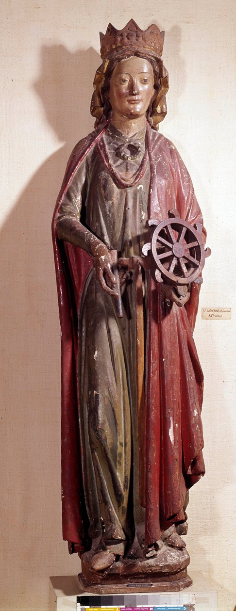 Representasjon av den hellige Katarina av Alexandria, som holder hjulinstrumentet for hennes pine. Polykrom trestatue av Unknown artist