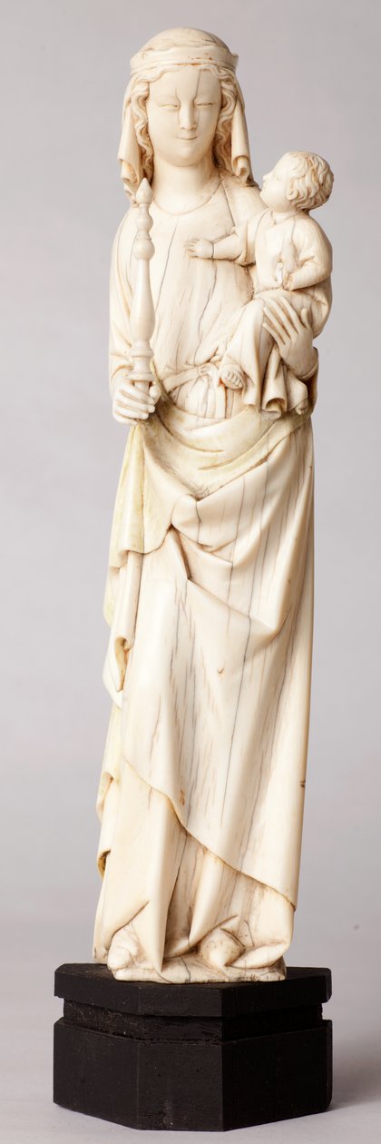 Statue. Madonna og barn. Gave fra Mgr Cantineau, dekan ved katedralkapitlet. Elfenben. 1200-tallet. av Unknown artist