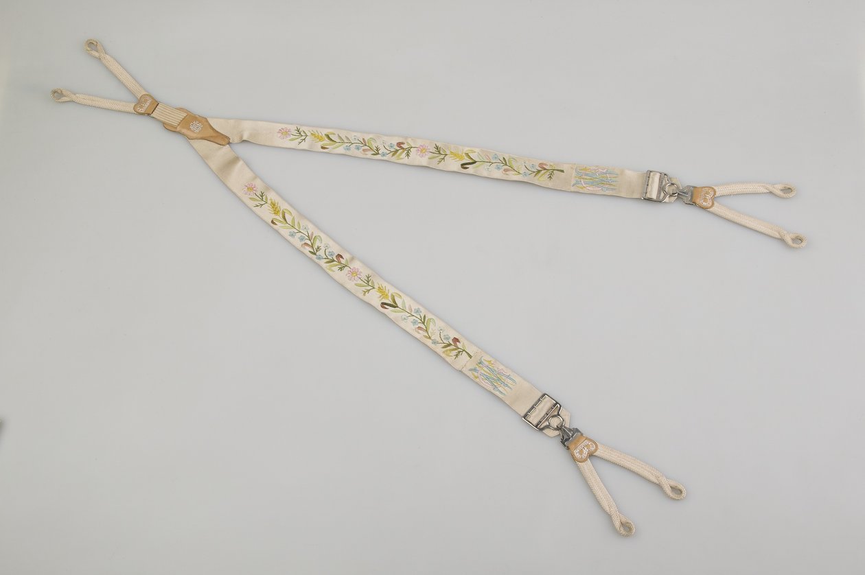 Seler, ca. 1880, brodert hvit sateng, lær, sølv, produsent ukjent av Unknown artist
