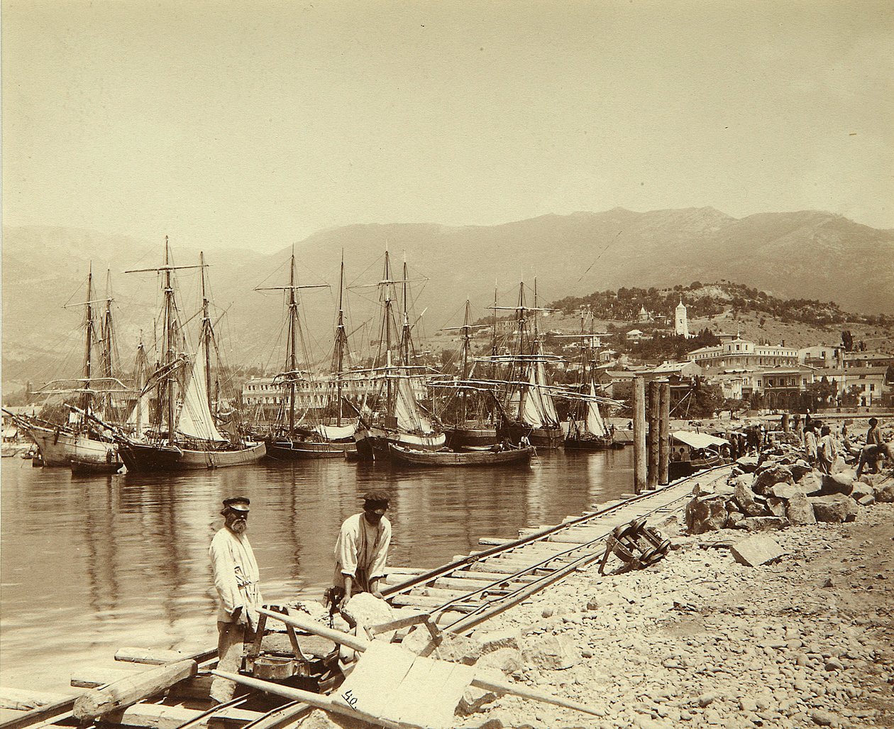 Oppføringen av en brygge i Jalta. Albumin bilde av Unknown artist