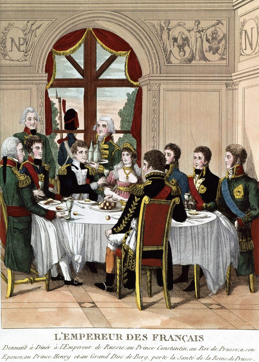 Den franske keiseren Napoleon I i Tilssit tar imot keiseren av Russland, prins Konstantin, kongen av Preussen, hans kone, prins Henrik og storhertugen av Bert, skåler for helsen til dronningen av Preussen. Gravering fra tidlig 1800-tall av Unknown artist