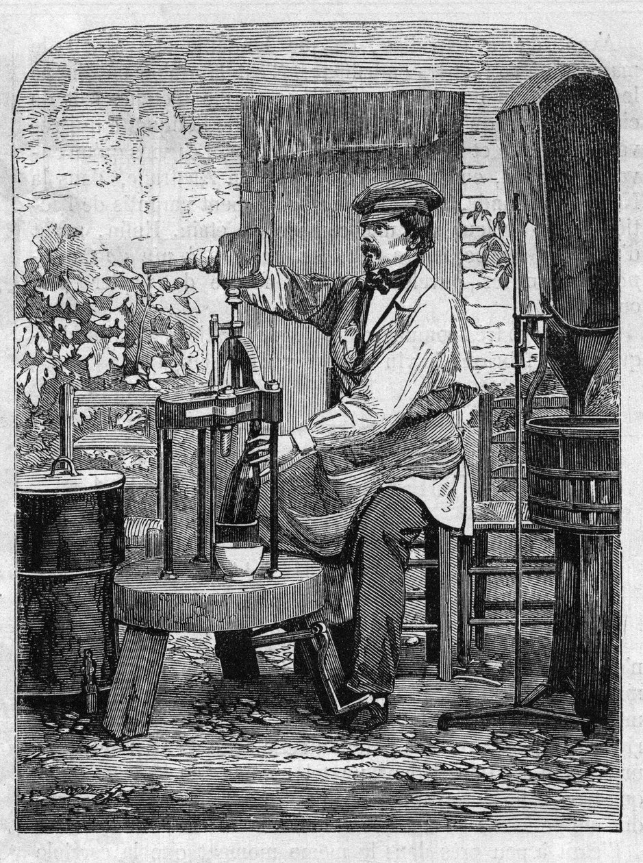 The bottling of Champagne wine. Engraving from 1864. av Unknown artist