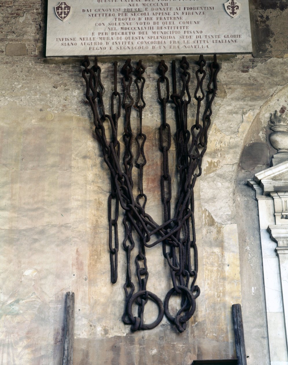 Kjedene som stengte havnen i Pisa. De ble tatt av genoveserne under seieren til Meloria mot Korsika i 1284 og deretter gitt til Firenze og returnert til byen Pisa i 1858. Pisa Camposanto. av Unknown artist