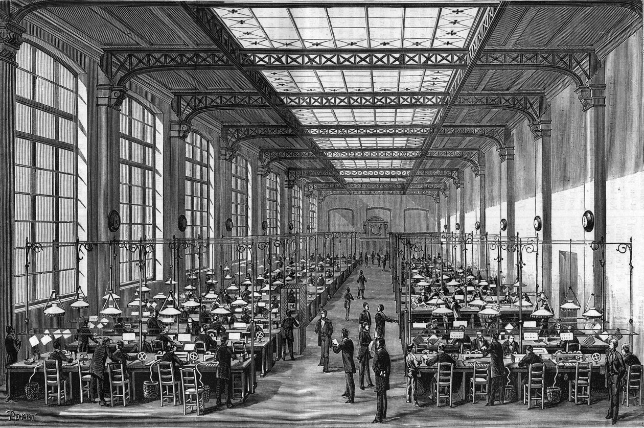 Den store salen i første etasje på den nye sentrale telegrafstasjonen i Paris i 1884. Gravering fra 1884. i “” La Nature. Gjennomgang av vitenskaper og deres anvendelser til kunst og industri." av Unknown artist