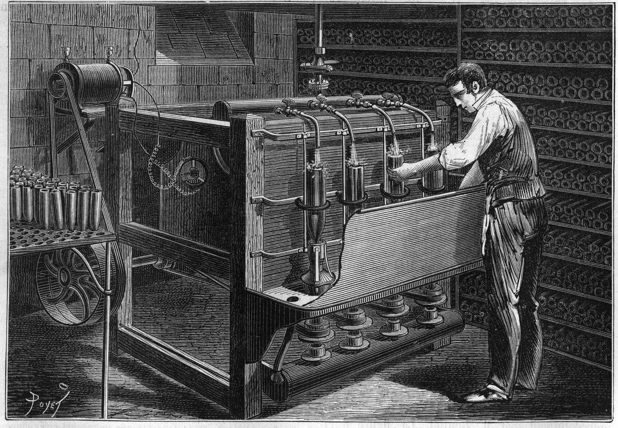 Den mekaniske installasjonen av M. Marguery, restauratør, i Paris: automatisk flaskevaskemaskin, representert som drevet av en liten dynamoelektrisk maskin fra Gram (Zenobe Theophile Gram 1826-1901). Gravering i «La Nature: revue des sciences et de leu av Unknown artist
