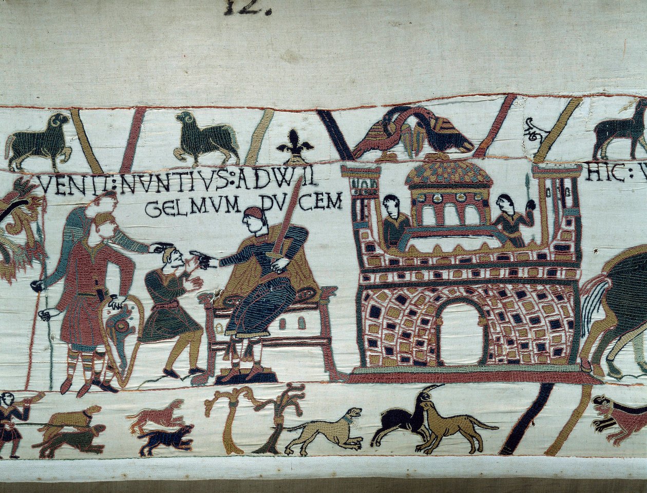 Sendebudene til kongen av Normandie Vilhelm Erobreren (1027-1087) informerte ham om at Harold, som kom fra England på vegne av kong Edvard Bekjenneren av England, ble tatt til fange av grev Guy de Ponthieu. Detail of the Tapestry of Bayeux eller Emb av Unknown artist