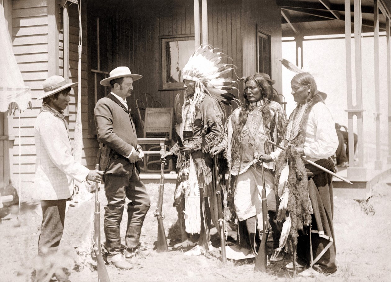 Tre Cheyenne kledd i seremoniell kostyme og iført våpen hilser en hvit akkompagnert av en tolk. sd. slutten av 1800-tallet av Unknown artist