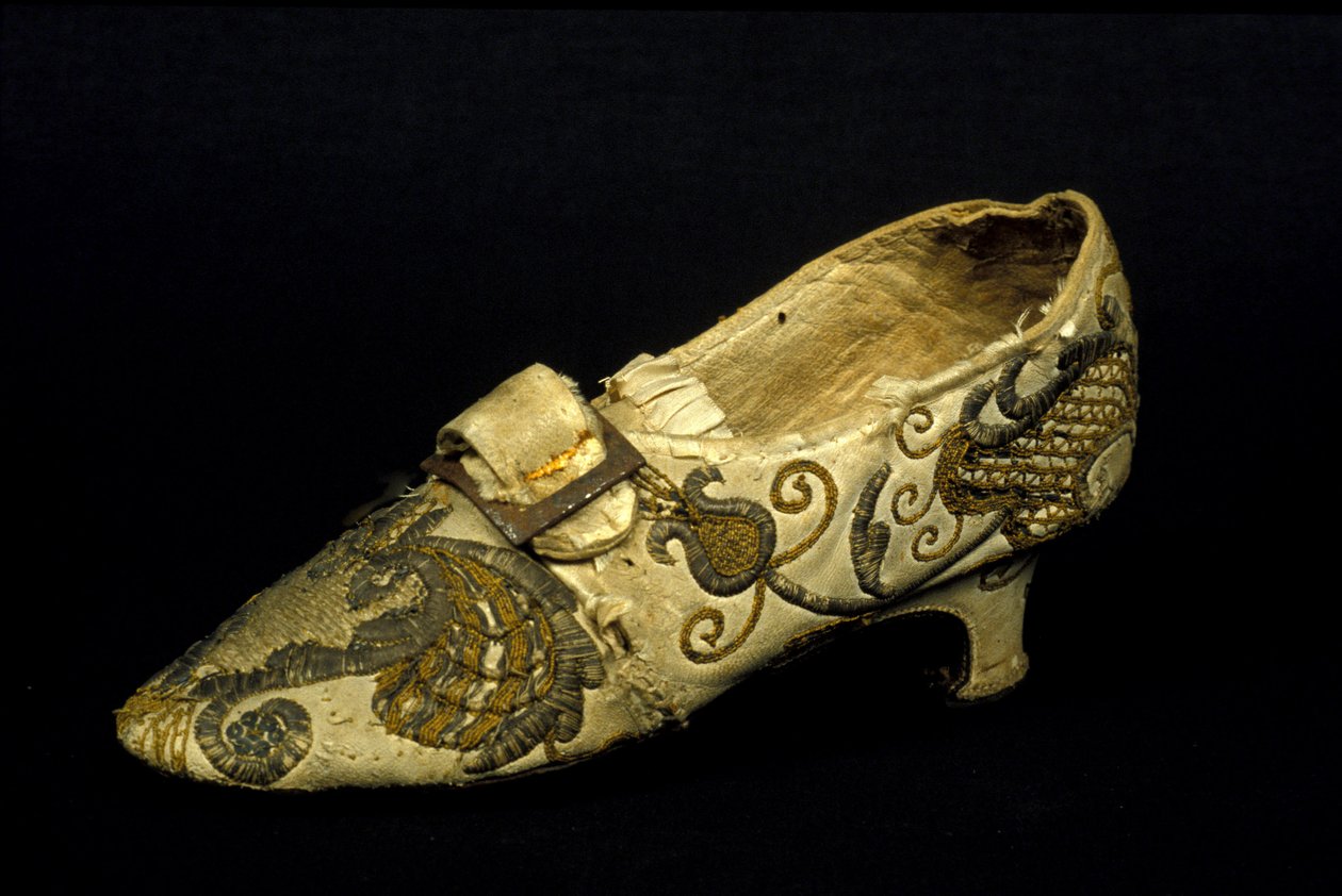 Damesko modell (pumps) med hæl av Unknown artist
