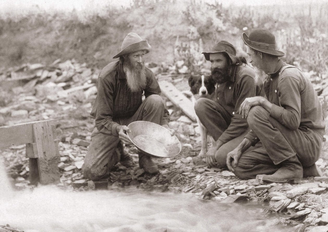 3 men filtering the earth to obtain gold: Gold seekers in southern Dakota, Rockerville. Photography 1889. av Unknown artist