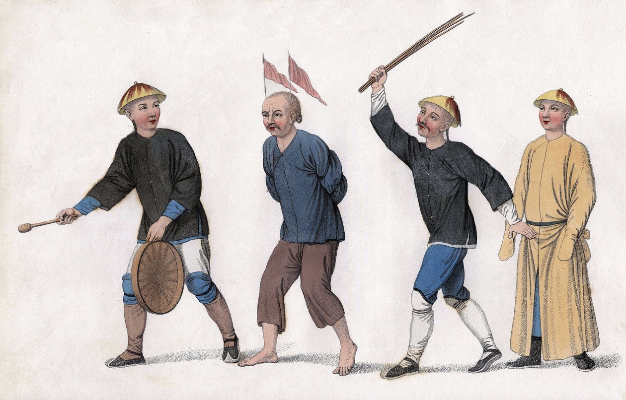 En tiltale er tatt til retten. For å tiltrekke offentlig oppmerksomhet festes røde flagg på hodet hans og en mann ringer på gongen. Gravering, i "The Punishments of the Chinese", London av Unknown artist