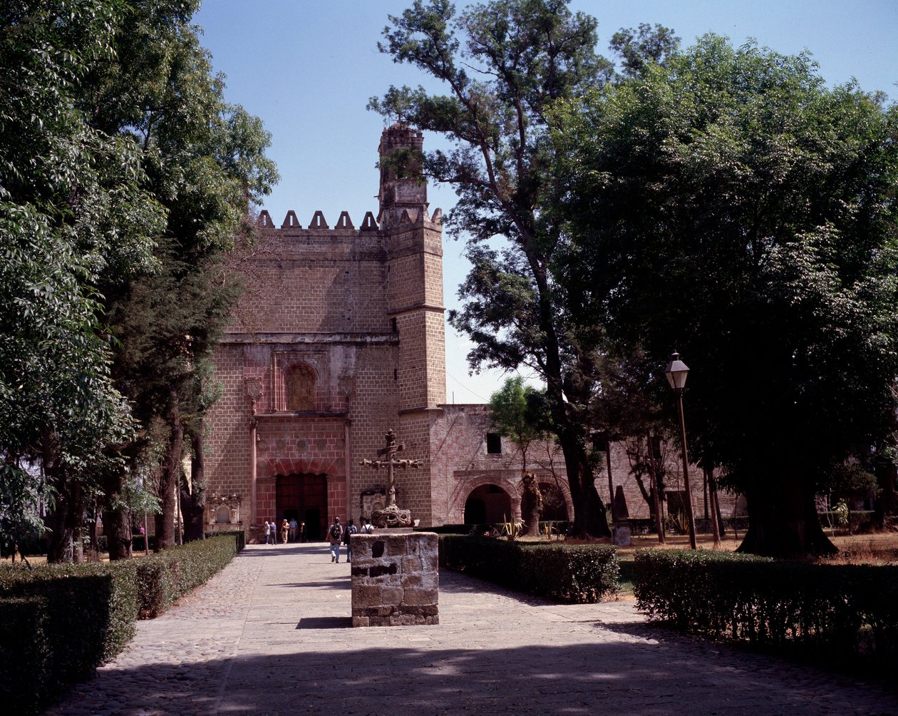 Art Mexico: utsikt over Augustinerklosteret (klosteret San Augustin Acolman) fra 1571. Korset er laget av Tequitquis urfolkskunstnere. Mexico. Acolman av Unknown artist