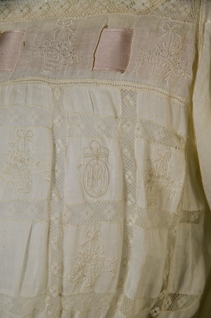 Bertha Palmers nattkjole, ca. 1880 (detaljvisning), hvit bomull, blonder, broderi og silkebånd. av Unknown artist