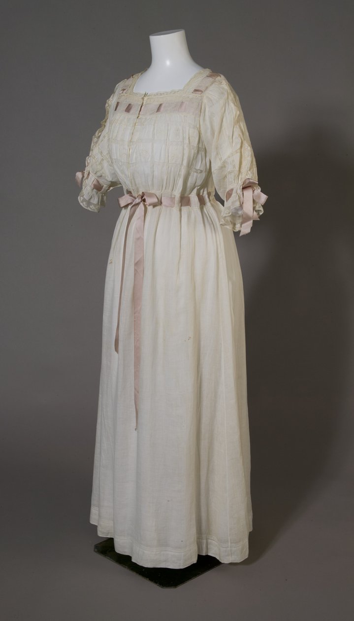 Bertha Palmers nattkjole, ca. 1880 (skrå utsikt foran), hvit bomull, blonder, broderi og silkebånd. av Unknown artist