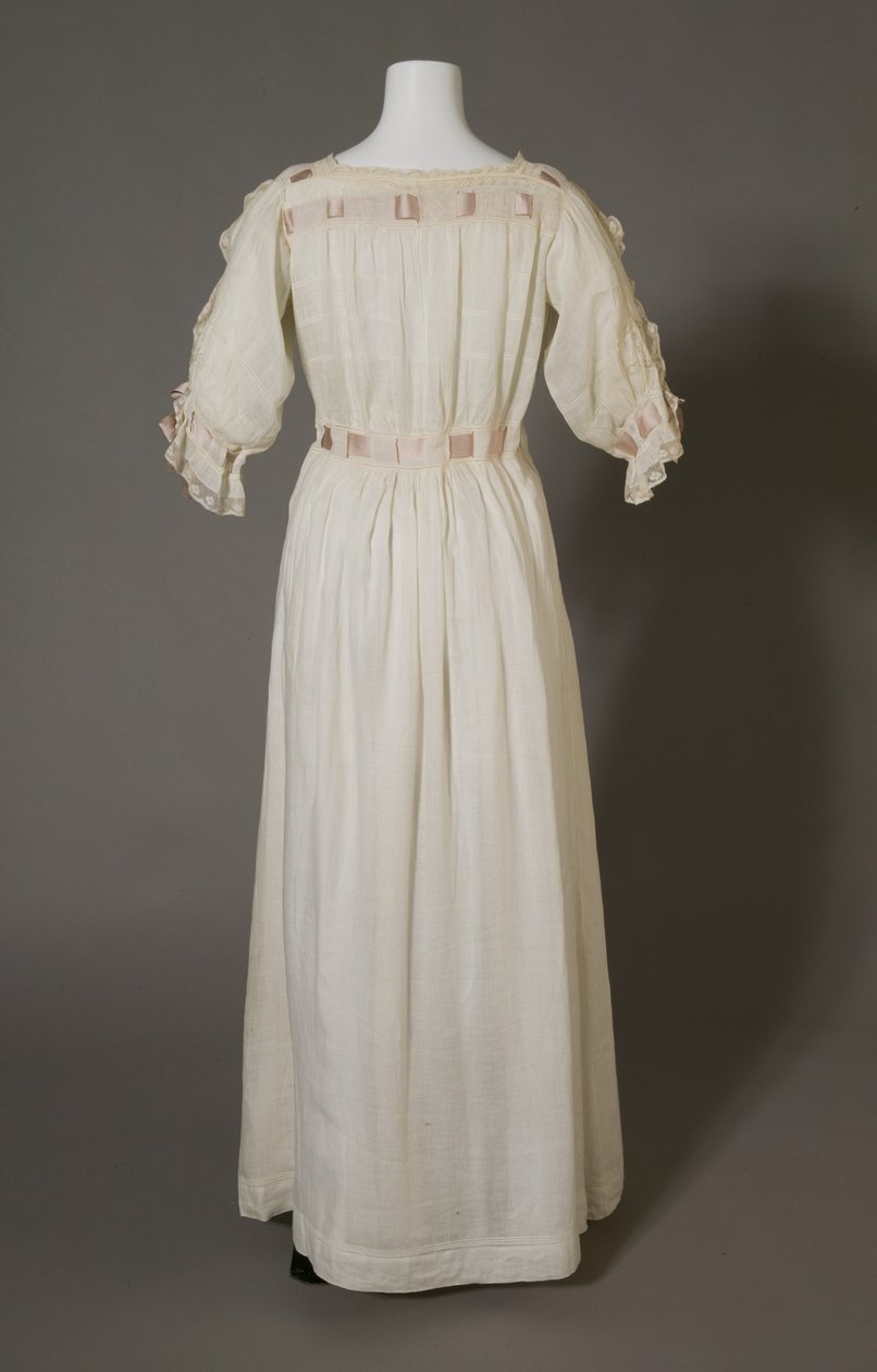 Bertha Palmers nattkjole, ca. 1880, hvit bomull, blonder, broderi og silkebånd. av Unknown artist