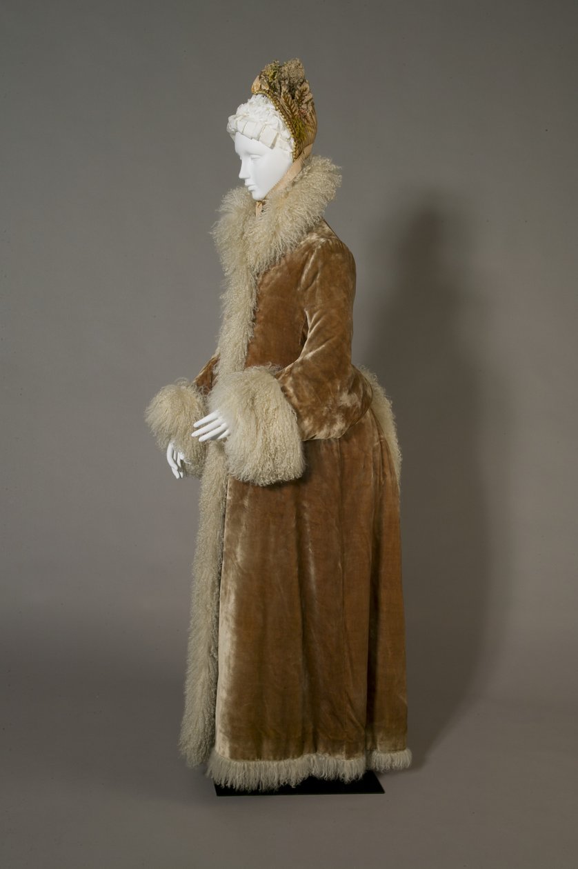 Bertha Palmers vinterfrakk, ca. 1885 (sett fra siden), Silkefløyel og lammeull. av Unknown artist