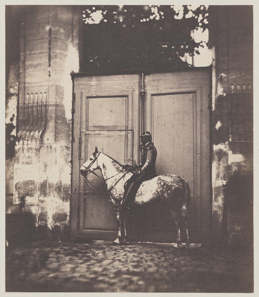Black Horseman foran en døråpning av Unknown artist