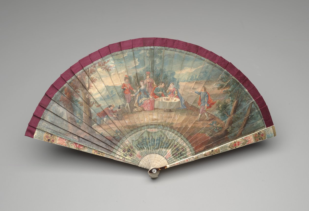 Brisé-fan med en scene fra en utendørs fest, ca. 1700-25 (gouache på elfenbensblader, silkebånd, forgylling, skilpaddeskall, perlemor og messing) av Unknown artist