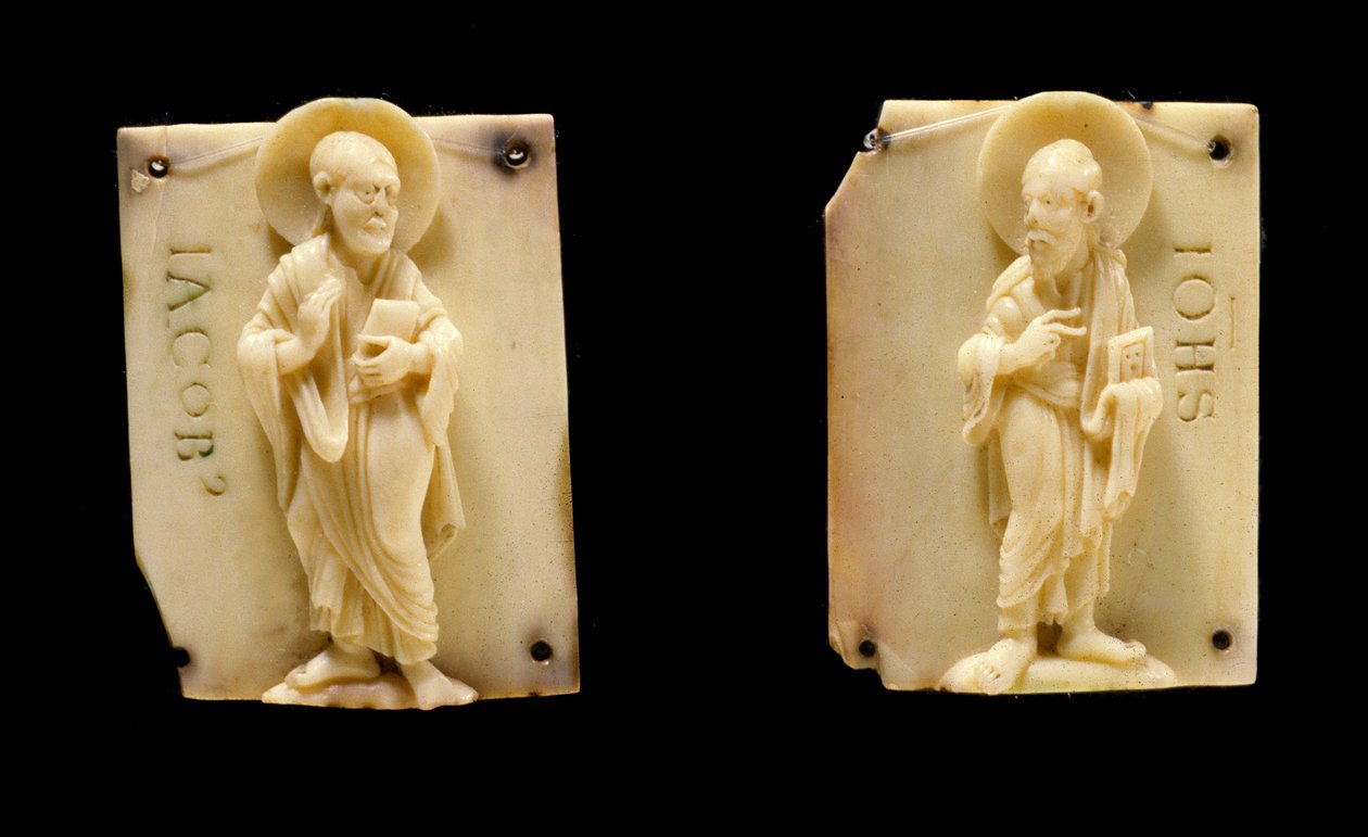 Utskårne plater av elfenben som representerer Apotres Saint John og Saint James. 1100-tallet. Musee Vivenel Compiegne av Unknown artist