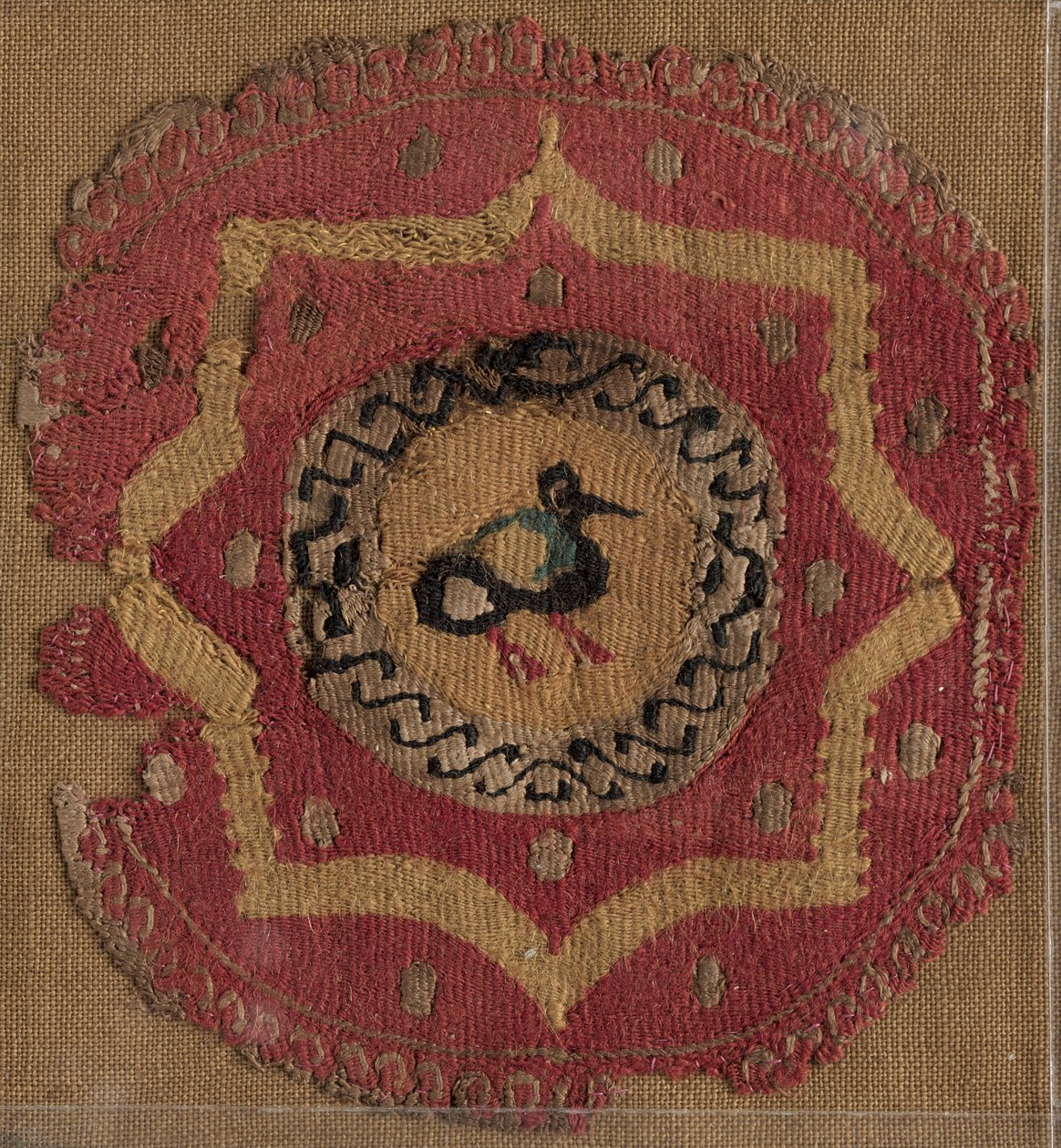 Sirkulært segment med åttespisset stjerne og fugl av Unknown artist