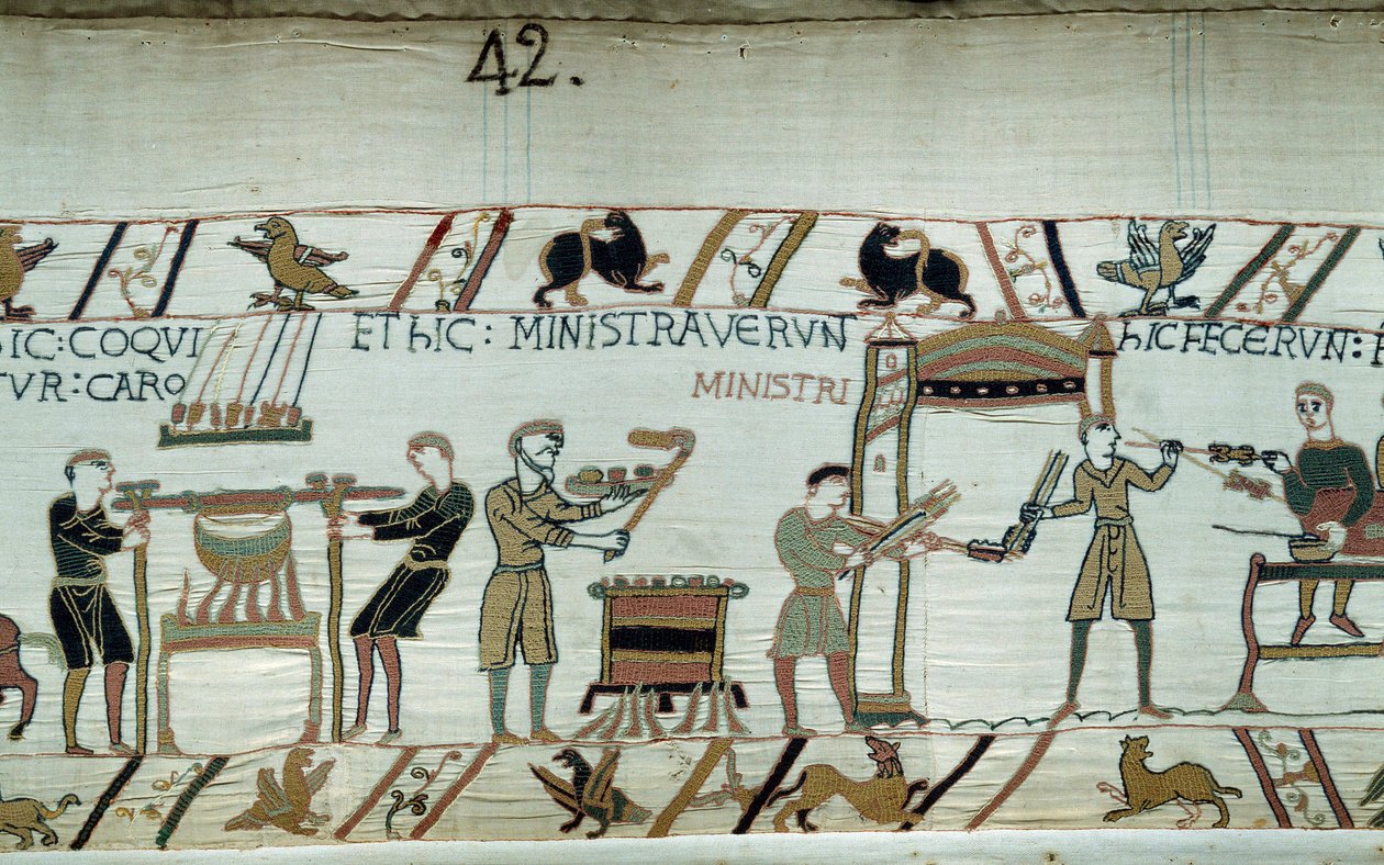 Erobring av England av hertugen av Normandie Vilhelm Erobreren (1027-1087) i 1066: forberedelse av festen for hertugen og rustningen hans før slaget ved Hastings, kjøttet stekes, tjenerne tilbereder fjærfeet. Detalj av billedvev av Bayeux o av Unknown artist