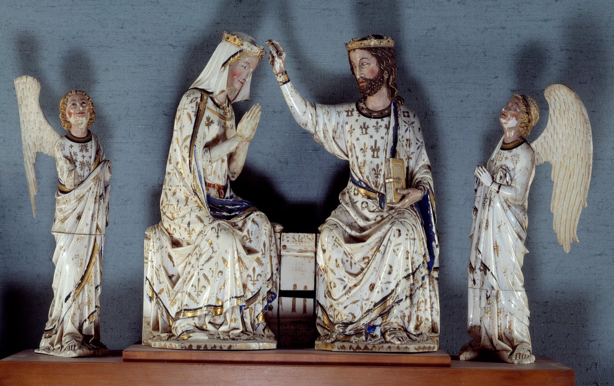 Kroningen av Jomfru Kristus, iført en kongekrone, kroner Jomfruen. To engler er vitner. Utskåret elfenbensgruppe. Sent på 1200-tallet Paris, Louvre-museet av Unknown artist