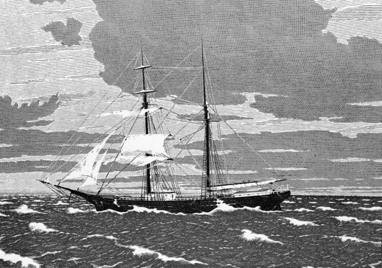 Desember 1872 ble Mary Celeste funnet forlatt midt i Atlanterhavet, utenfor Azorene. Kapteinen, hans kone og deres to år gamle datter, samt de åtte besetningsmedlemmene, forsvant. Gravering 1800-tallet. av Unknown artist