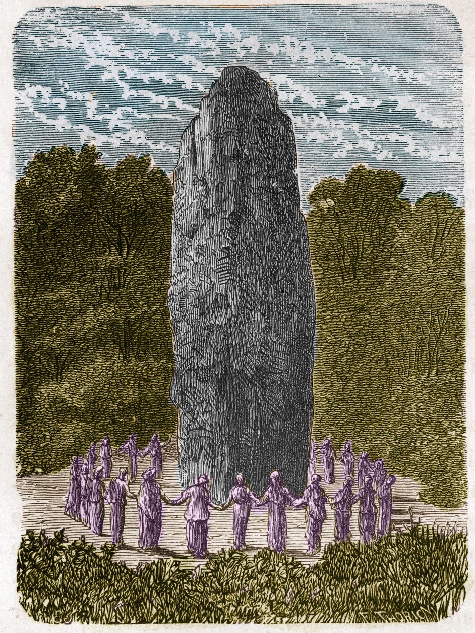 Druidesse danser rundt en menhir. av Unknown artist