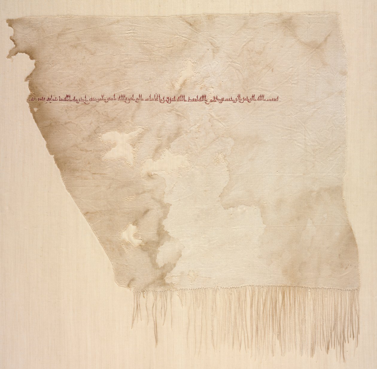 Brodert tiraz med frynser av Unknown artist