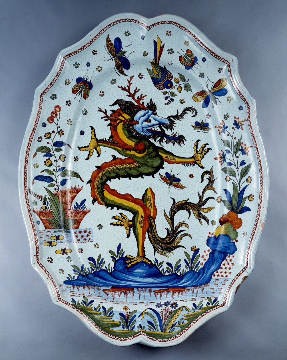 Fajansefat dekorert med en drage. Sevres fra 1700-tallet. av Unknown artist