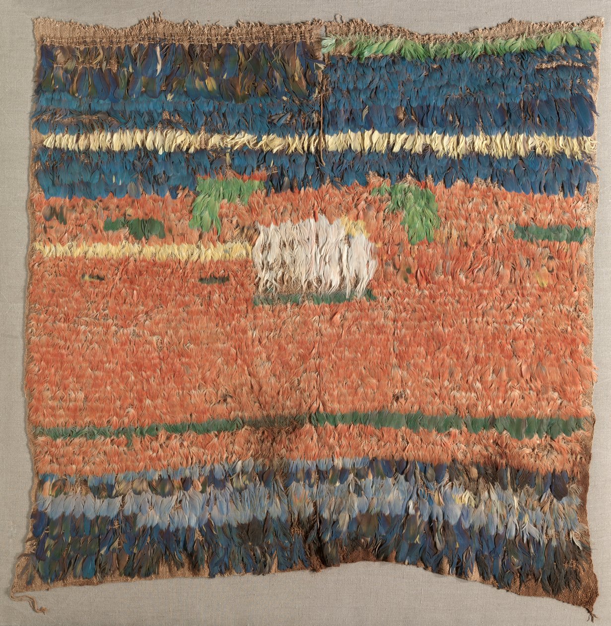 Fjærkledd Tabard eller Tunika av Unknown artist