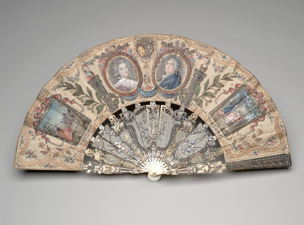 Sammenleggbar vifte med portrettmedaljonger av Marie Antoinette og Louis XVI, etter 1786 (gouache og akvarell på doble silkeblad, messing, sølv, metalltråd, elfenben, forgylling, sølvfolie og limperler) av Unknown artist