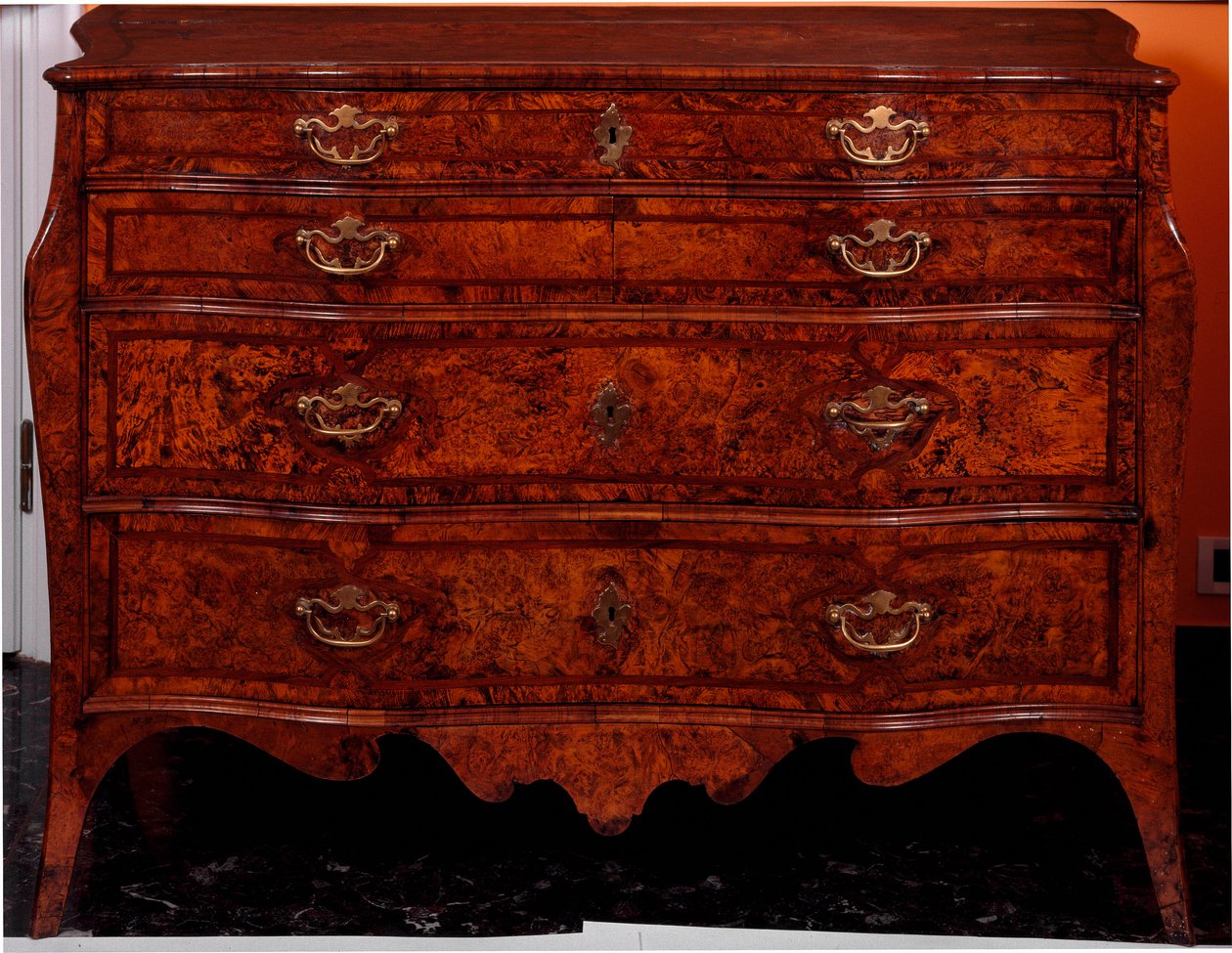 Møbler: kommode laget av sedertre. 1735-1745 ca. Dim. 97x137x68 cm Privat samling av Unknown artist