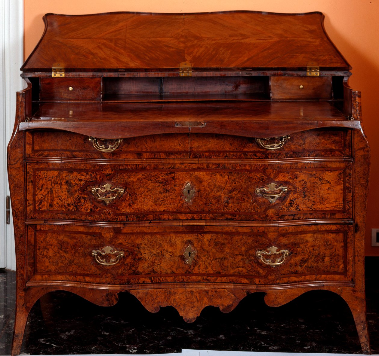 Møbler: kommode laget av sedertre. 1735-1745 ca. Dim. 97x137x68 cm Privat samling av Unknown artist