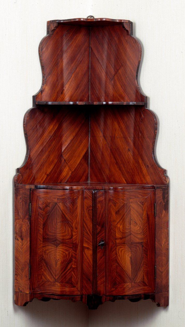 Møbler: hjørneskap med trehyller. 1740 ca. Dim. 80 cm Privat samling av Unknown artist