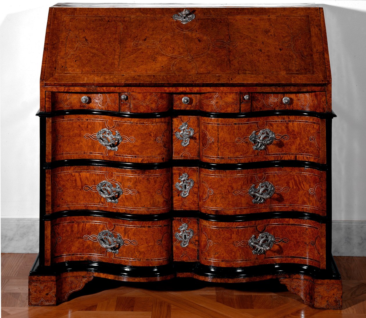 Møbler: skrivebord i sedertre. 1730-1735 ca. Sol. 115x115x55 cm Privat samling av Unknown artist