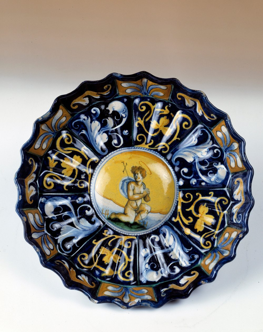 Godronnee fajansekopp dekorert av en angelot. Egouen fra 1500-tallet. Nasjonalt renessansemuseum av Unknown artist