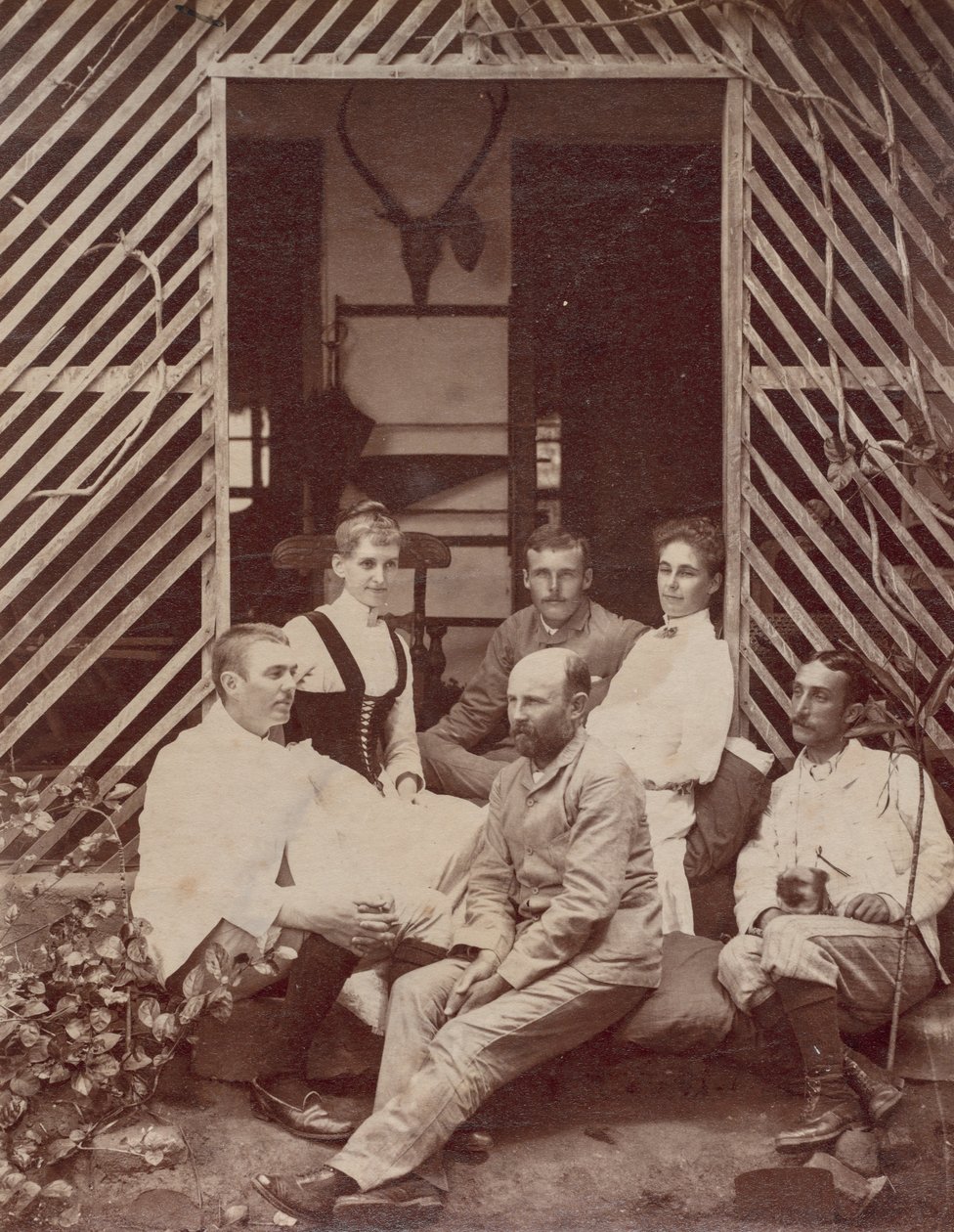 Gruppe tatt på Nortekande Bungalow av Unknown artist