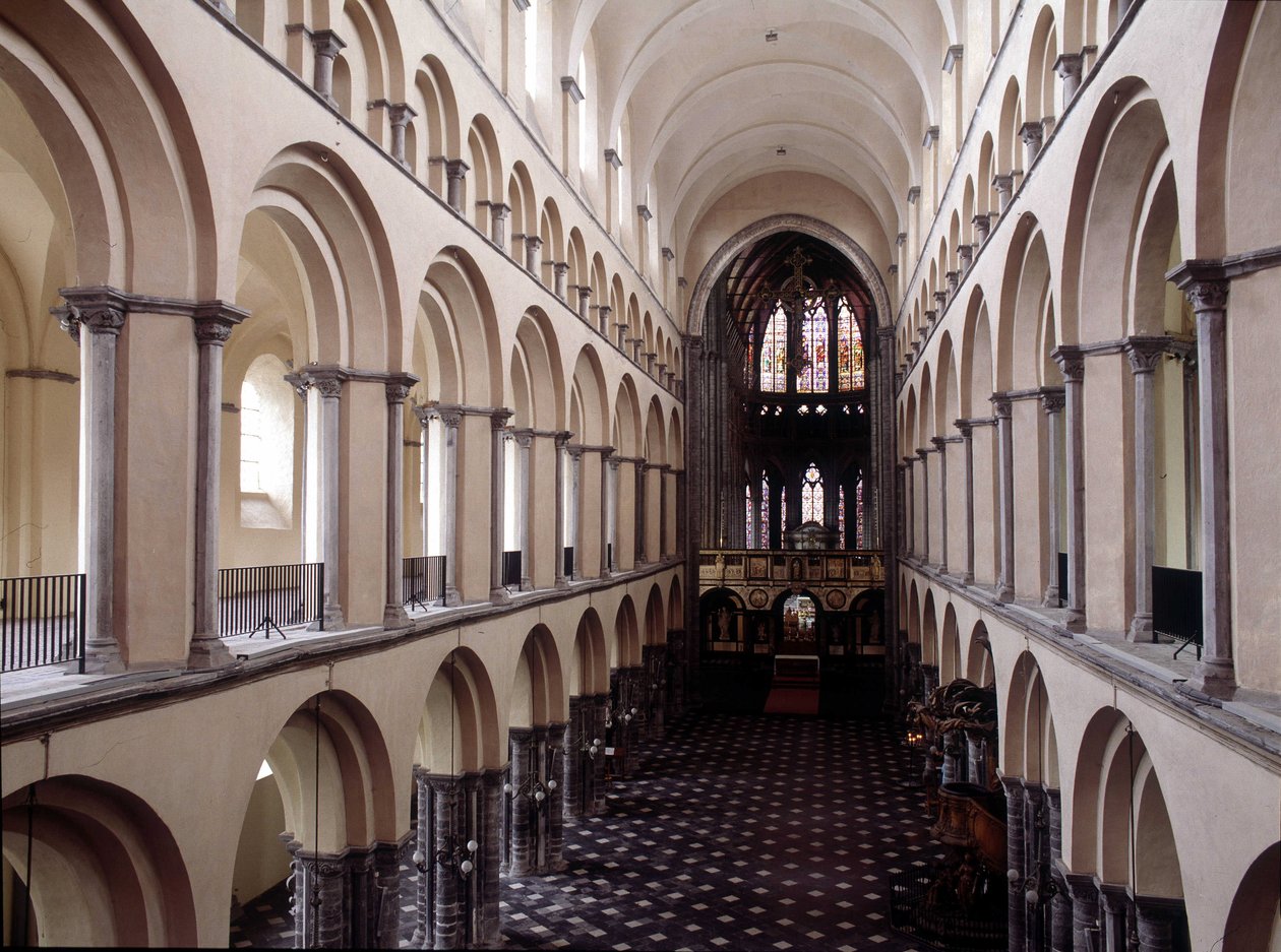 Interiøret i katedralen i Tournai: Nef. Belgia. av Unknown artist
