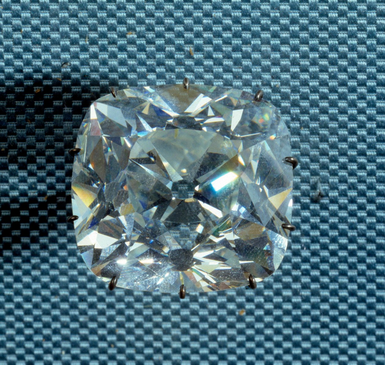 Juvel: diamant kjent som Le Regent, anskaffet av Thomas Pitt, guvernør i Madras fort i 1702, kjøpt fra Pitt av regenten Philip II, hertugen av Orleans (1674-1723) i 1717. Paris, Louvre-museet av Unknown artist