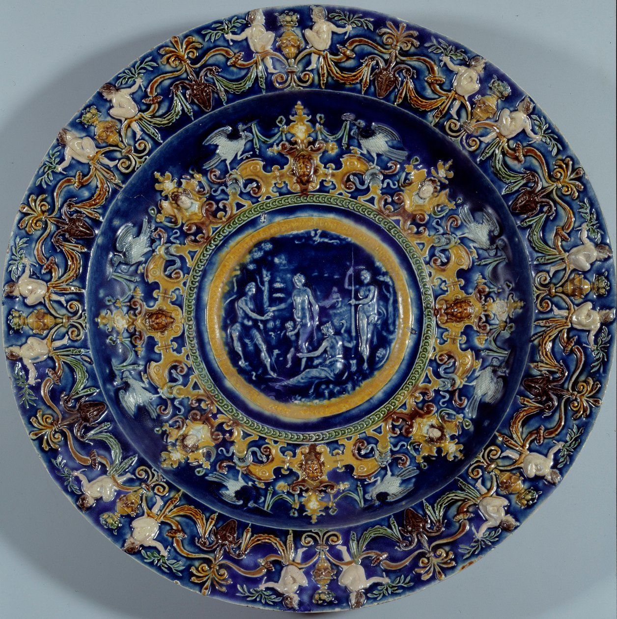 Stort polykromt fajansefat med en representasjon av dommen i Paris. 1550-1600 av Unknown artist